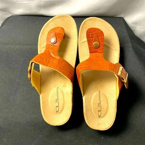 CL LAUNDRY WOMENS SIZE 10 CARAMEL COLOR FAUX ALLIGATOR THONG STRAP HEEL